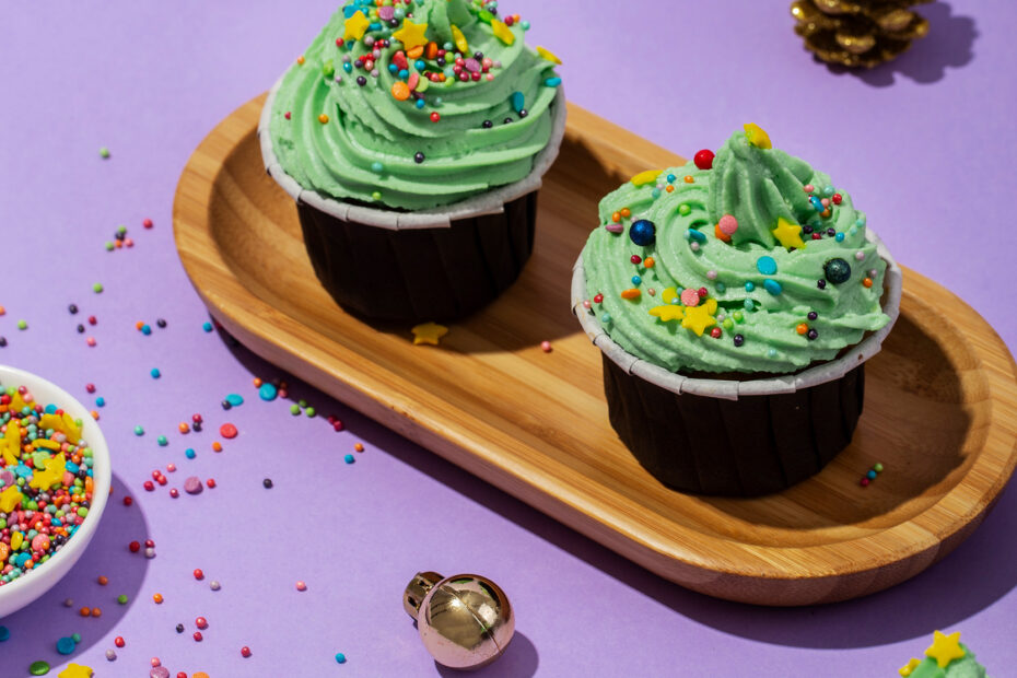 delicious-cupcakes-arrangement-high-angle-light.